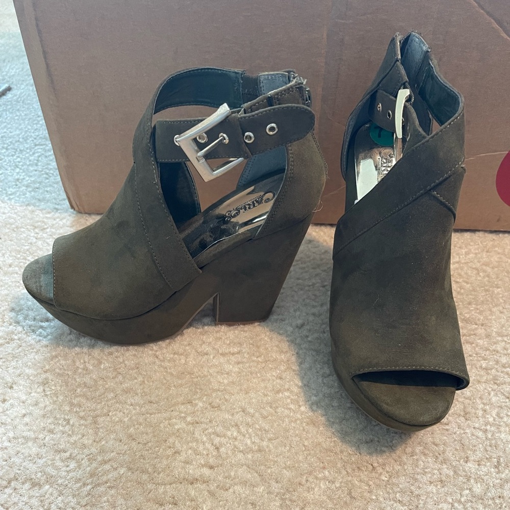 Wedge heels